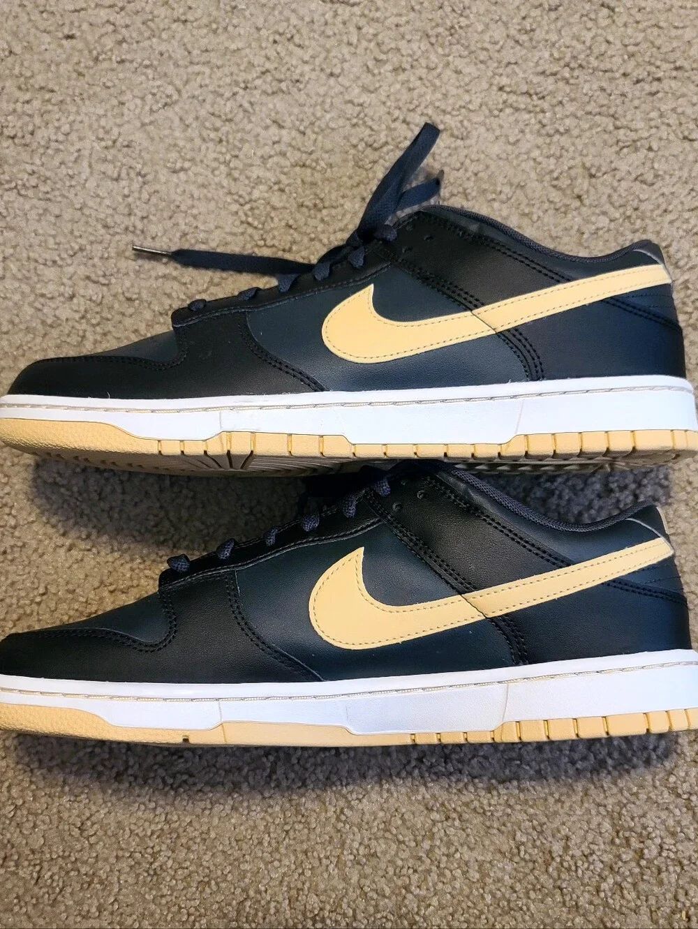 Nike black low